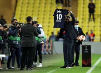 Okocha receives a complimentary number 10 jersey from his former team, Fenerbahce.