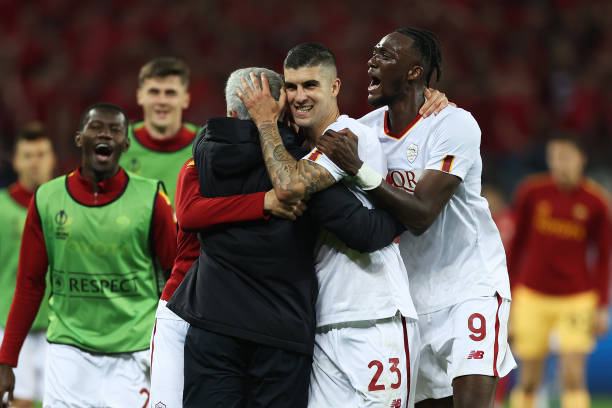 Jose Mourinho celebrates with his AS Roma players after qualifying for the Europa League final.